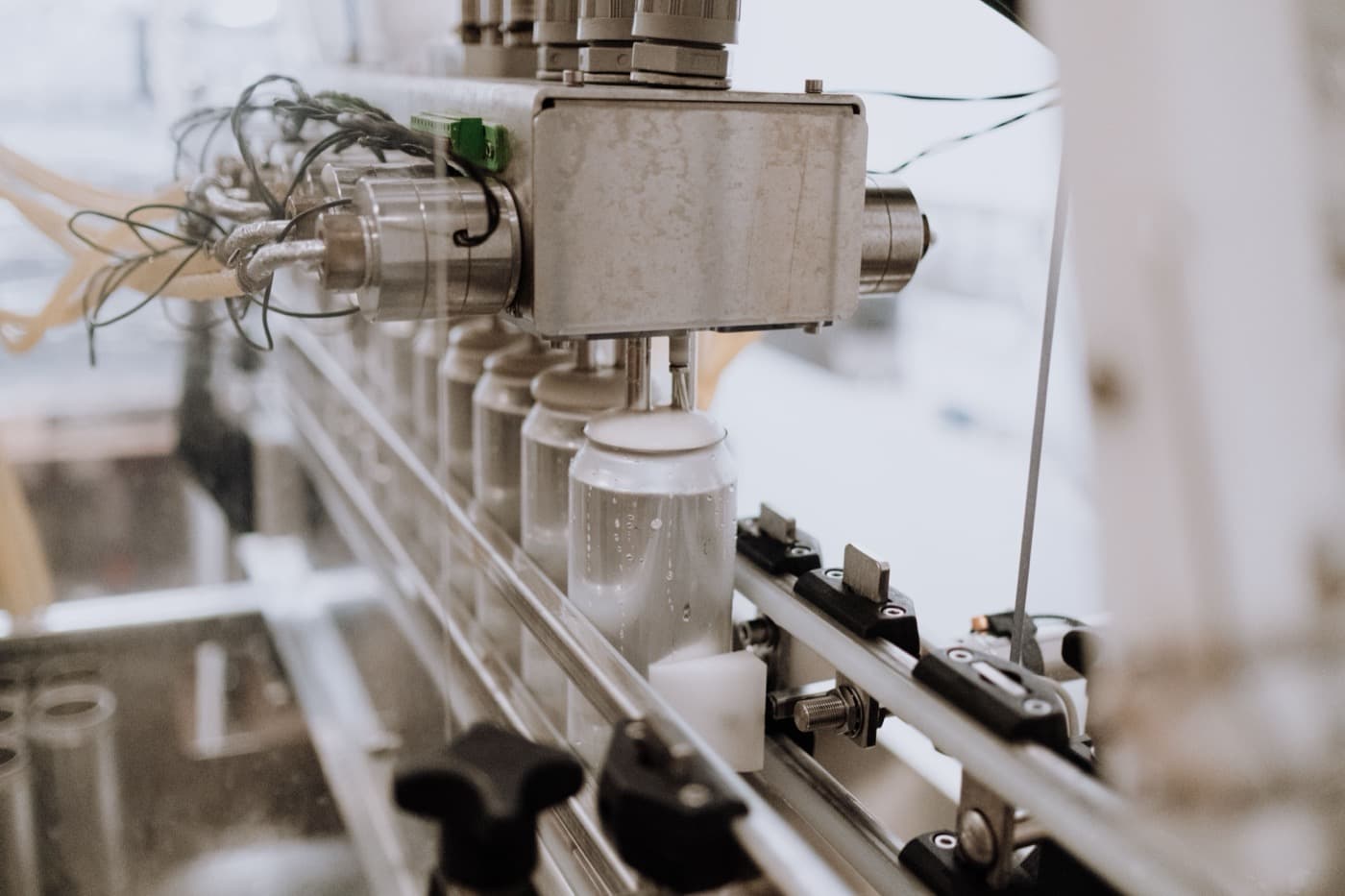 Automated can filling on a beverage production line
