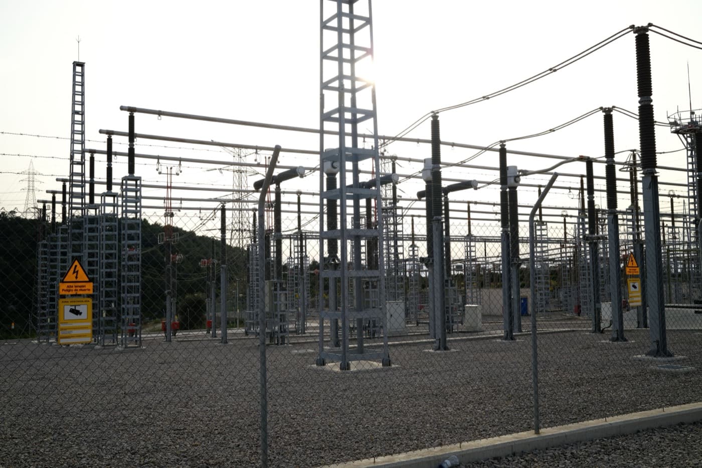 Electrical switchyard and high-voltage installations